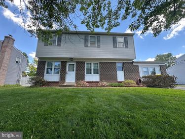 1010 LAKE LANE, PENNSBURG, PA 18073