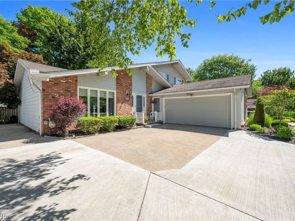 201 Melbourne Drive , Brunswick, OH 44212