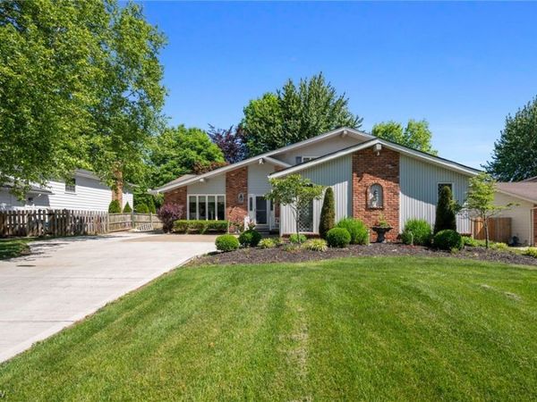 201 Melbourne Drive, Brunswick, OH 44212