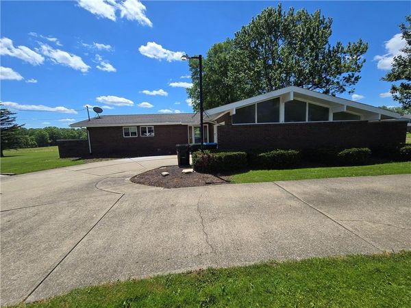 740 S Keel Ridge Rd, Hermitage, PA 16148