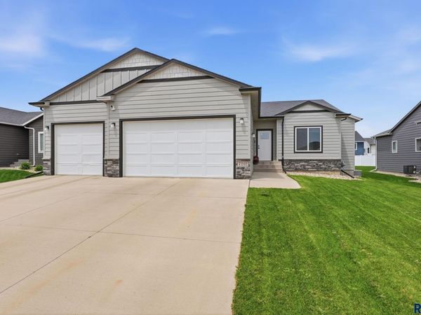 7212 E 49th St, Sioux Falls, SD 57110