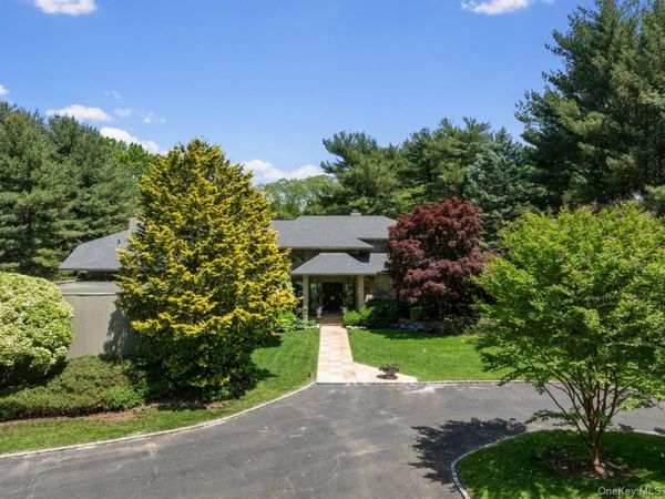 5 Coachmans Court , Old Westbury, NY 11568