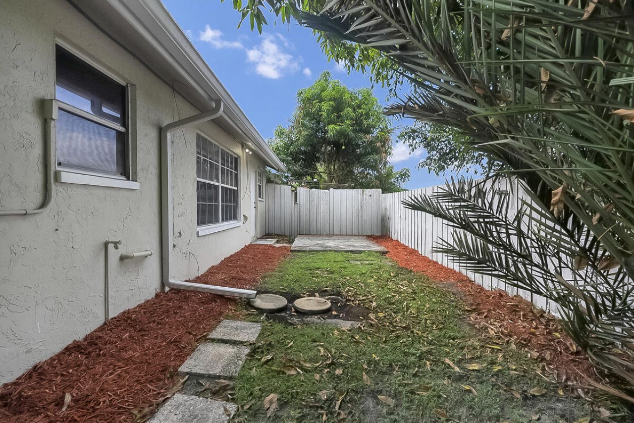 3814 Circle Lake Drive, West Palm Beach, FL 33417 Photo