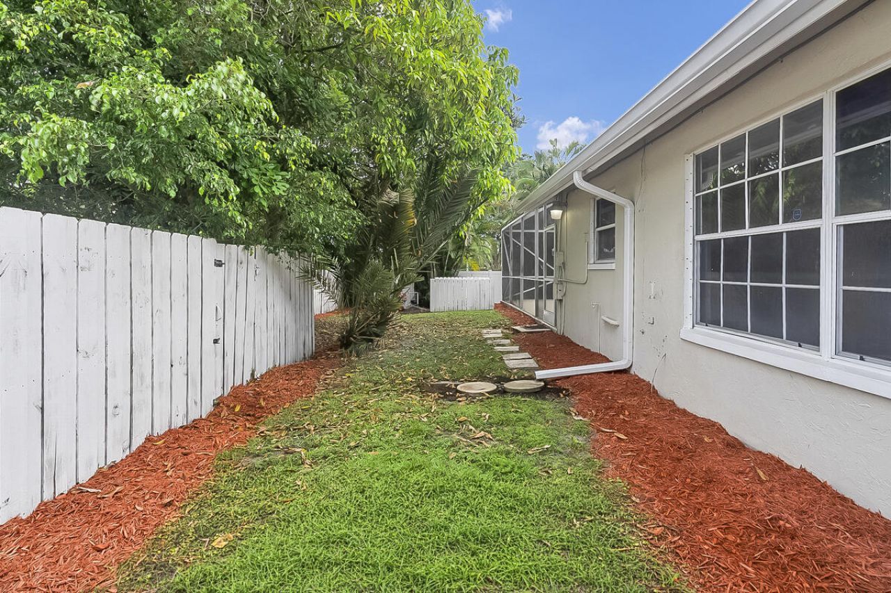 3814 Circle Lake Drive, West Palm Beach, FL 33417 Photo