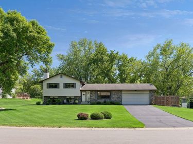 10435 Buckingham Drive, Eden Prairie, MN 55347