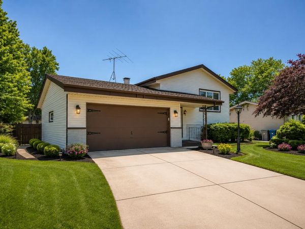 7821 w hustis St, Milwaukee, WI 53223