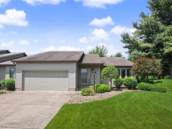 2345 Whispering Meadows Drive NE, Unit B, Warren, OH 44483