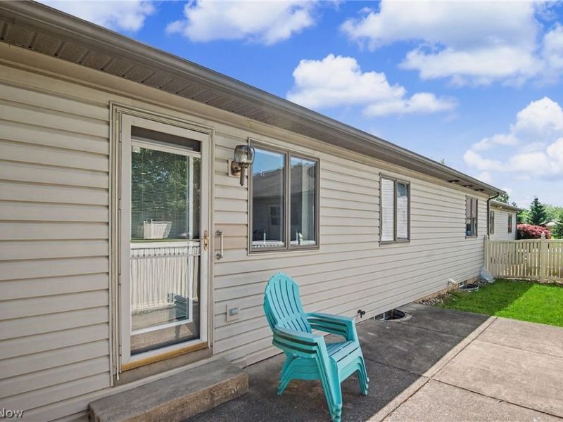 2345 Whispering Meadows Drive NE, Unit B, Warren, OH 44483 Photo 17