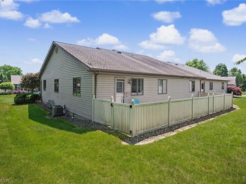 2345 Whispering Meadows Drive NE, Unit B, Warren, OH 44483 Photo 18