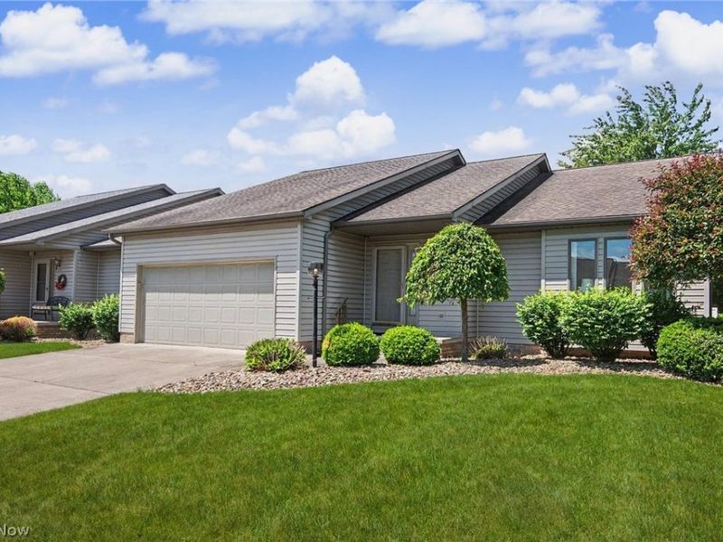 2345 Whispering Meadows Drive NE, Unit B, Warren, OH 44483 Photo 2