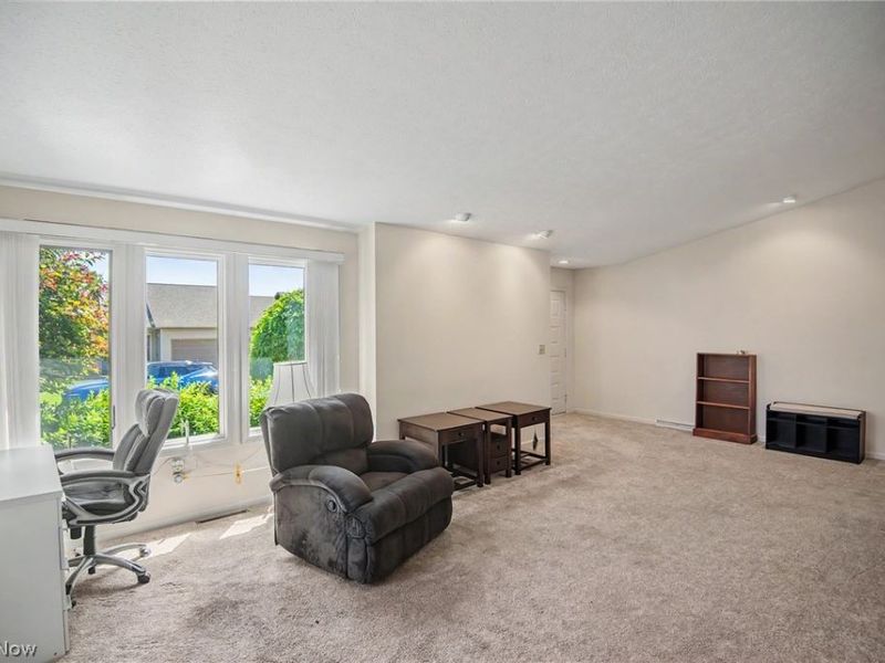 2345 Whispering Meadows Drive NE, Unit B, Warren, OH 44483 Photo 4
