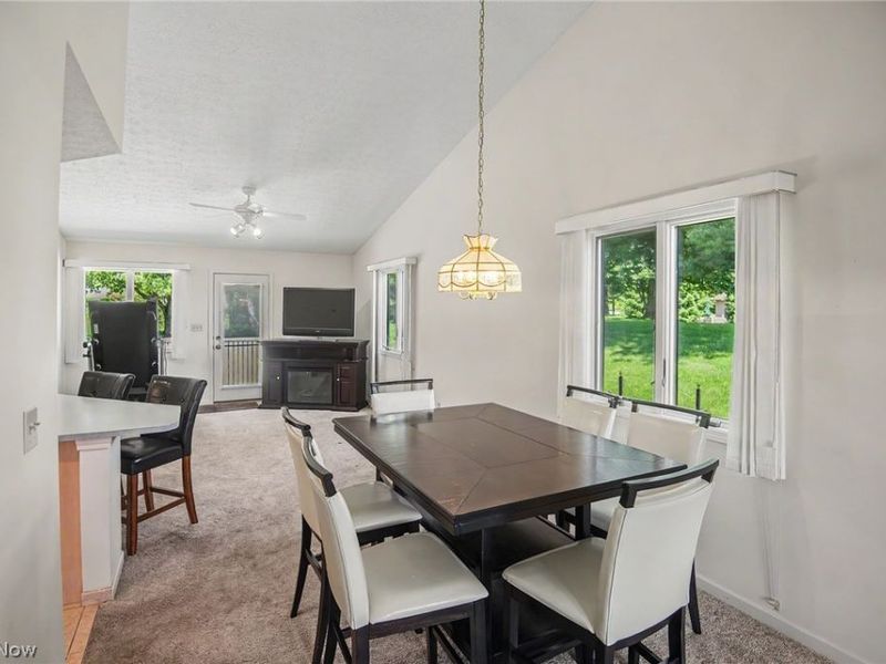 2345 Whispering Meadows Drive NE, Unit B, Warren, OH 44483 Photo 5