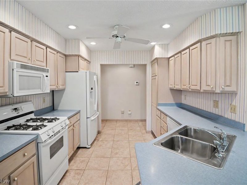 2345 Whispering Meadows Drive NE, Unit B, Warren, OH 44483 Photo 6