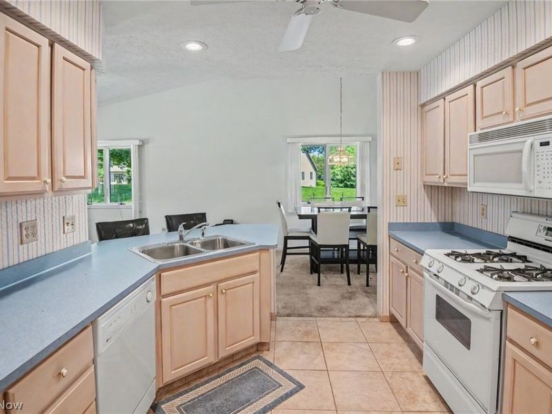 2345 Whispering Meadows Drive NE, Unit B, Warren, OH 44483 Photo 7