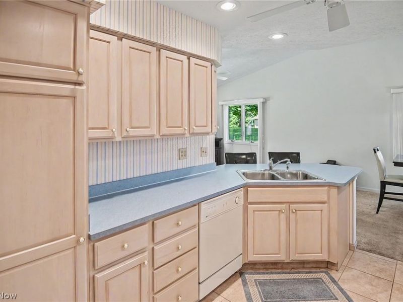2345 Whispering Meadows Drive NE, Unit B, Warren, OH 44483 Photo 8