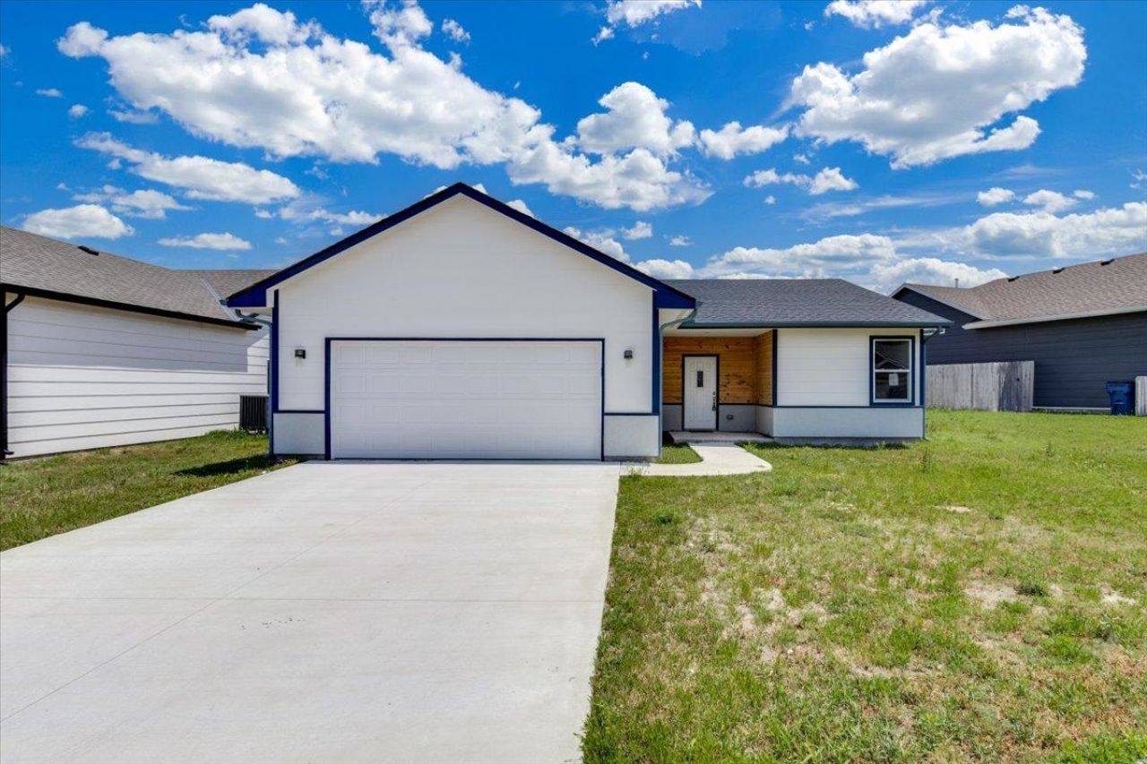 720 N Redbud Ave, Valley Center, KS 67147 Main Photo