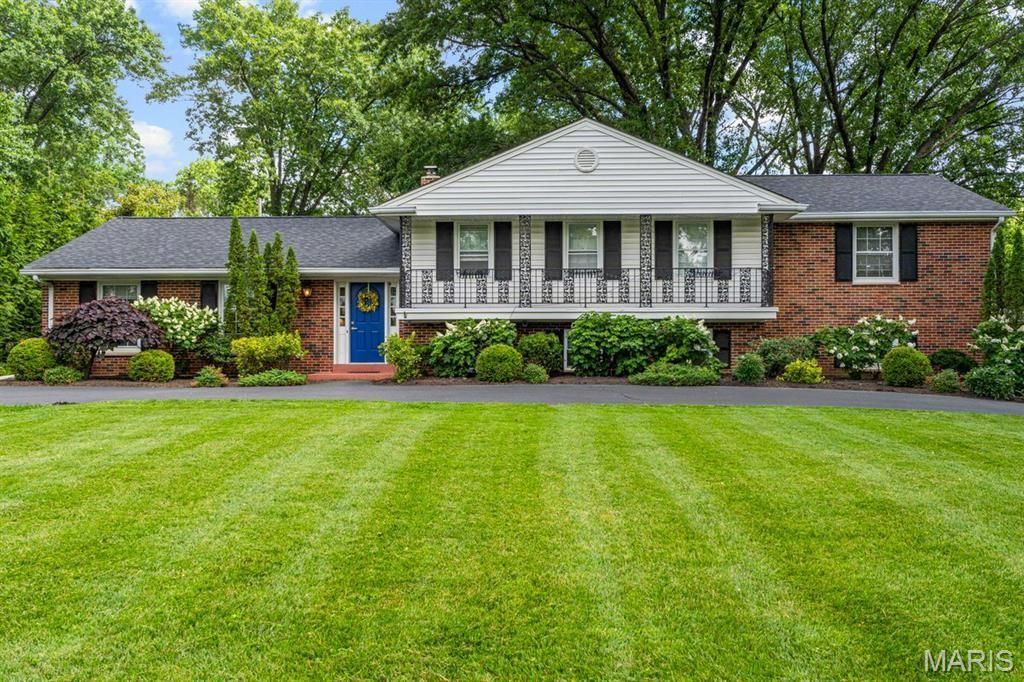 8 Clerbrook Lane , Ladue, MO 63124 Main Photo