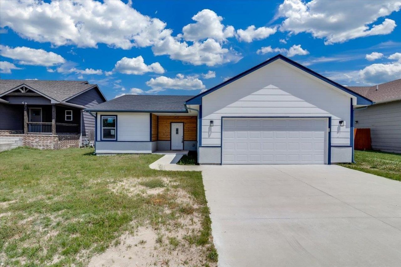 752 N Wakefield Ave, Valley Center, KS 67147 Main Photo