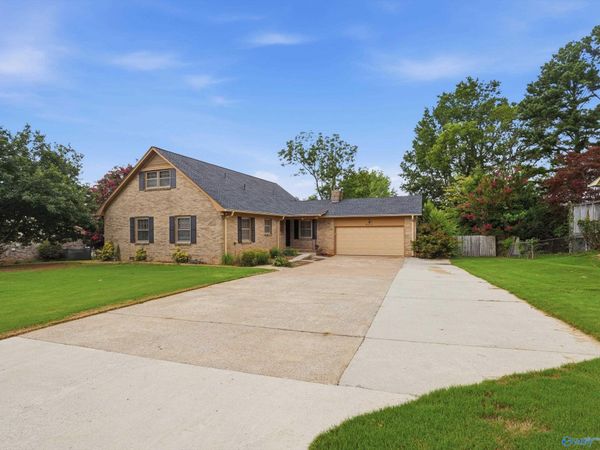 8119 Hillside Lane SE, Huntsville, AL 35802