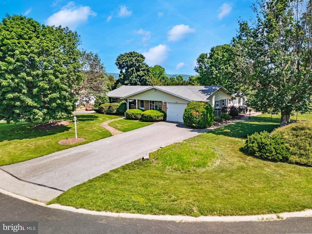 4835 ABERDENE STREET , CENTER VALLEY, PA 18034