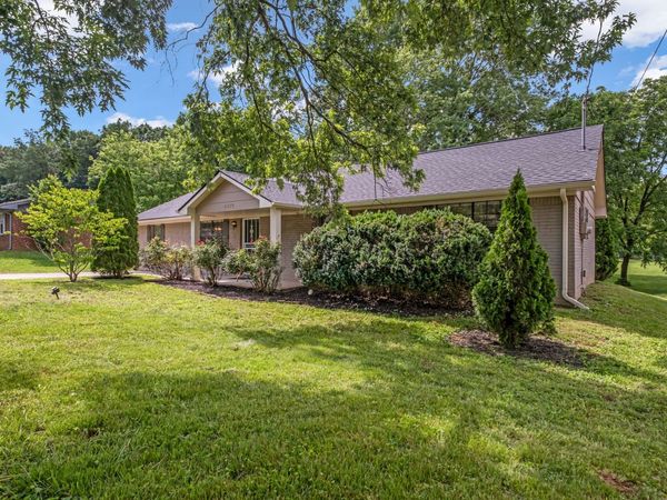 4320 Central Valley Dr , Hermitage, TN 37076