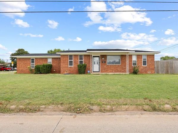 2221 W Modelle Avenue, Clinton, OK 73601