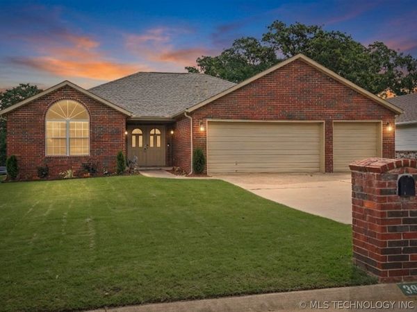 3919 S Rolling Oaks Drive S, Tulsa, OK 74107