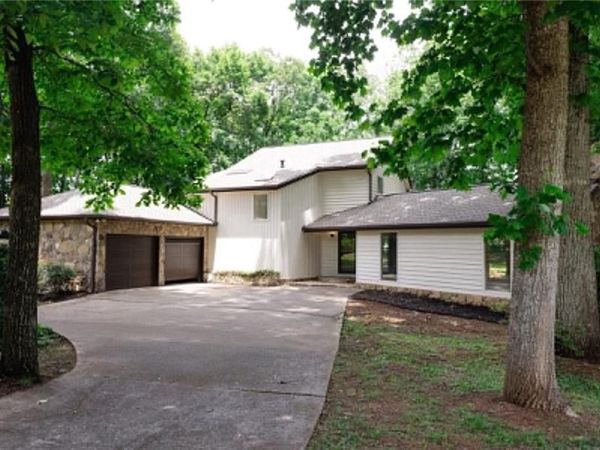 125 Saddle Creek Court , Roswell, GA 30076