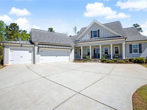 126 Raintree Court , Newnan, GA 30265