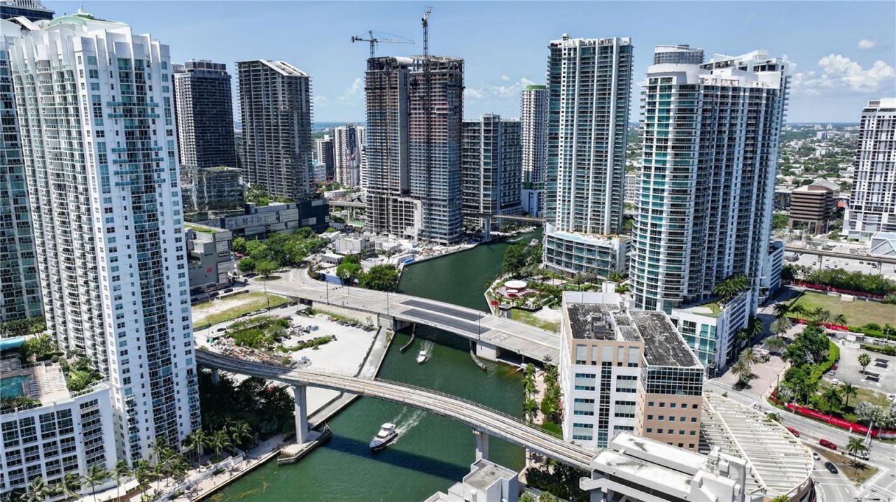 31 SE 5th Street , Unit 203, Miami, FL 33131 Photo