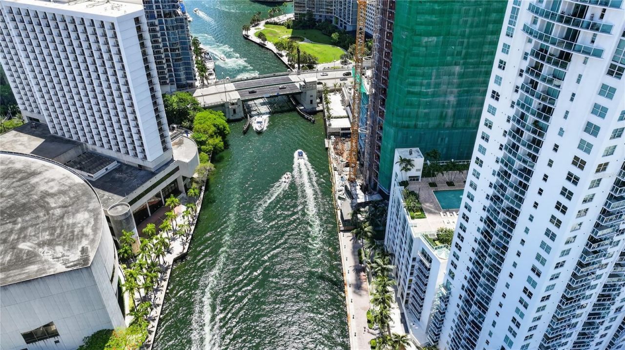 31 SE 5th Street , Unit 203, Miami, FL 33131 Photo