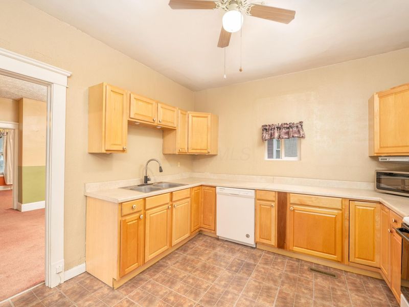 210 W Shields Street , Newark, OH 43055 Photo 11