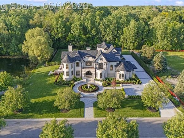 575 Chase Lane, Bloomfield Hills, MI 48304