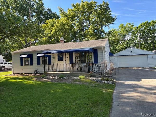 6405 Springdale Dr, Grand Blanc, MI 48439