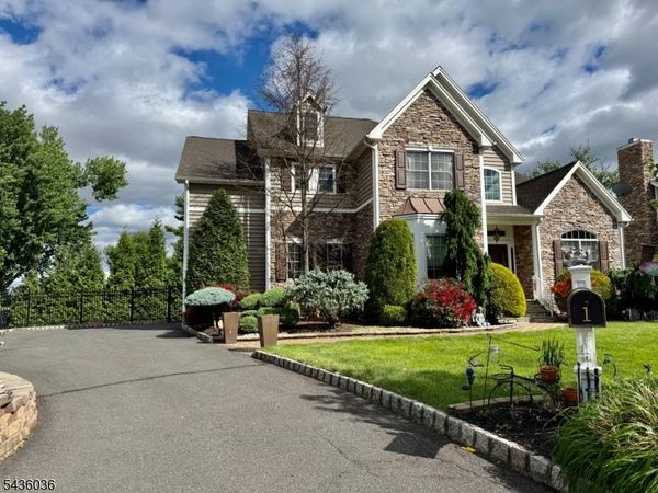 1 Hartman Ct, Clark, NJ 07066