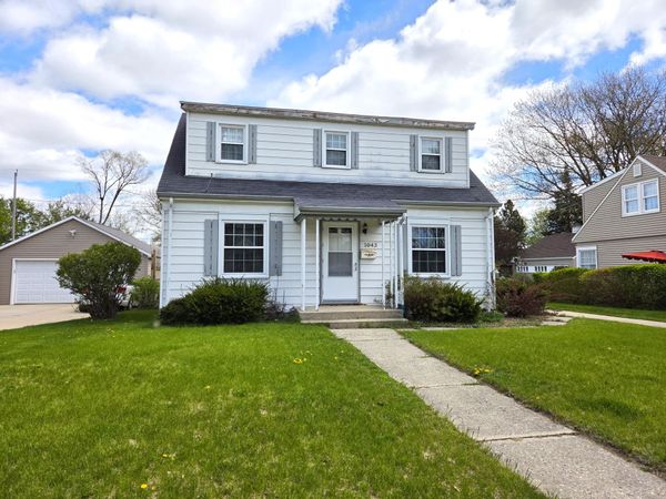 1043 Birchwood Dr, West Bend, WI 53095