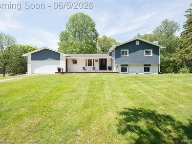 4225 N Tipsico Lake Road, Hartland Twp, MI 48353