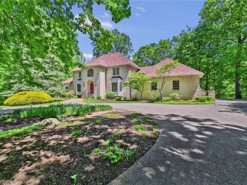 9155 Woods Way Drive, Kirtland, OH 44094 Photo 2