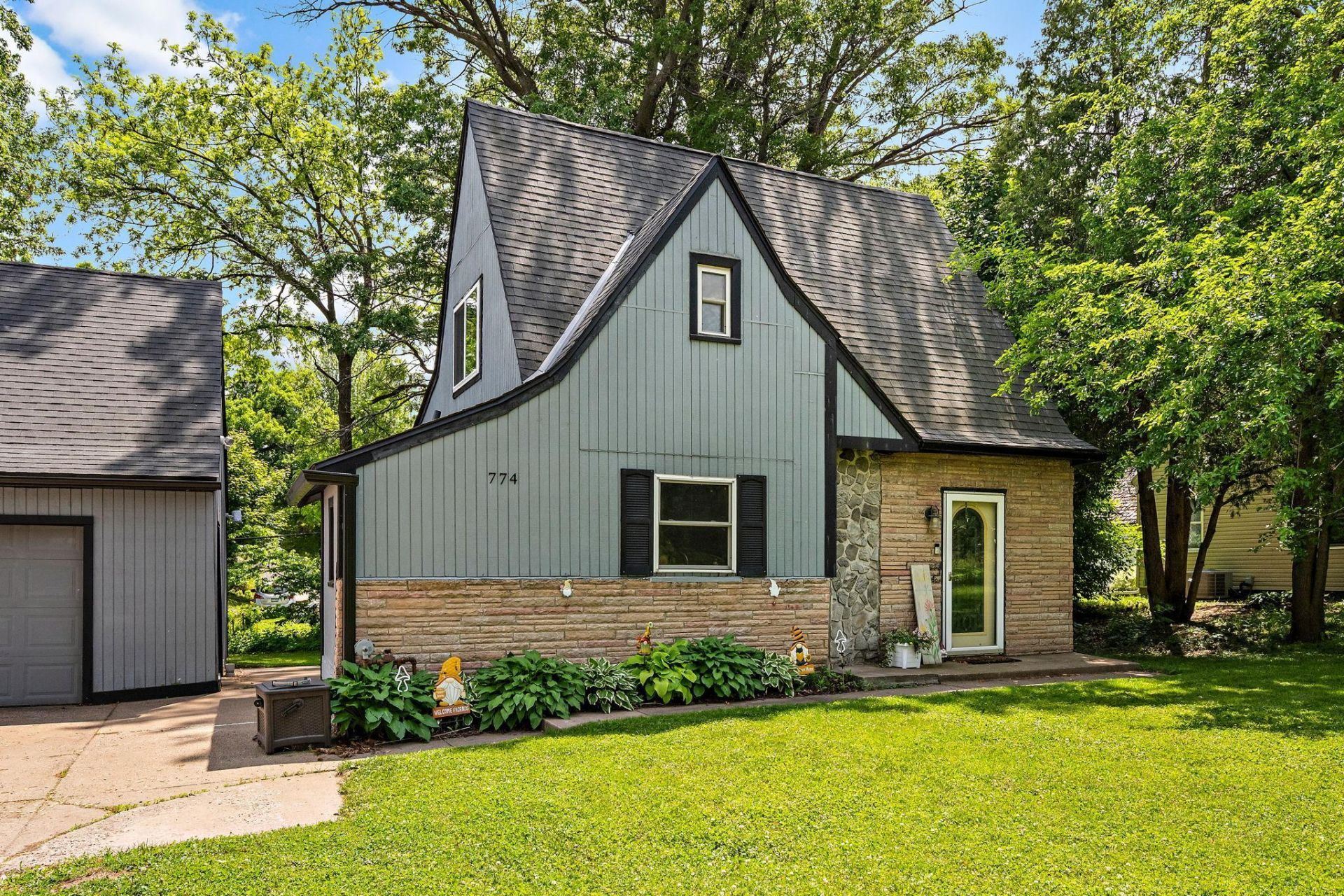 774 Roselawn Avenue E, Maplewood, MN 55117