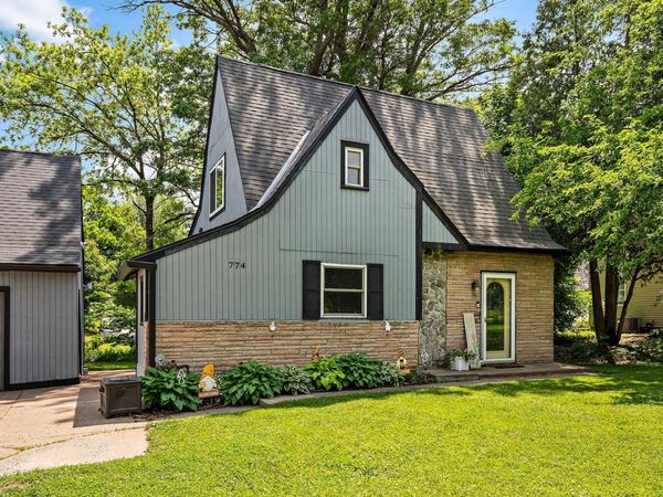 774 Roselawn Avenue E, Maplewood, MN 55117