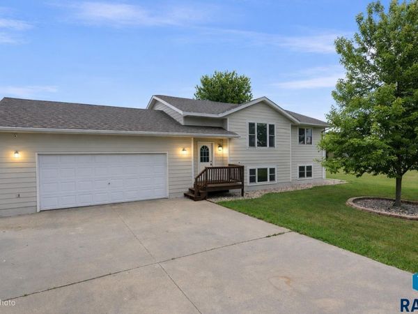 520 N East Ave, Canistota, SD 57012
