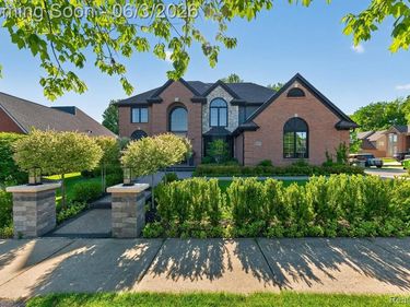 371 Lone Pine Circle, Rochester, MI 48307