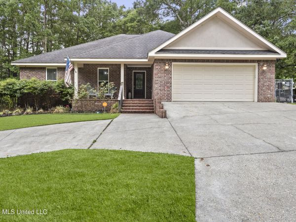 2609 N 15th Street, Ocean Springs, MS 39564