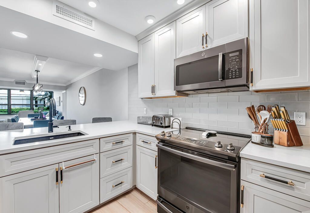 3710 Whitehall Drive, Unit 105, West Palm Beach, FL 33401 Photo