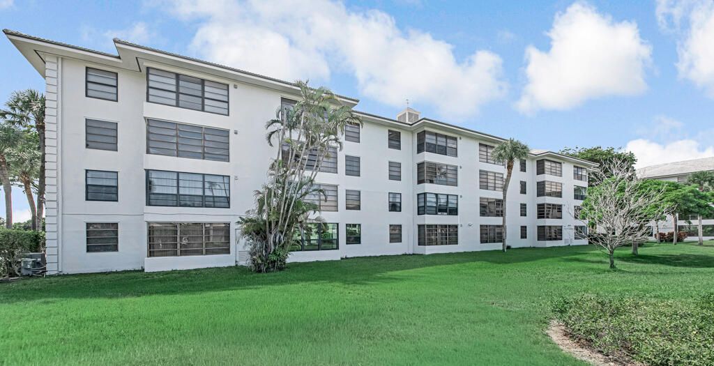 3710 Whitehall Drive, Unit 105, West Palm Beach, FL 33401 Photo
