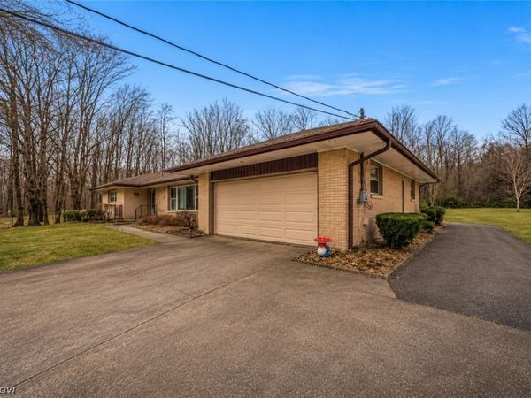 3832 Lake Road , Conneaut, OH 44030