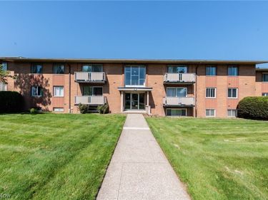 21841 River Oaks Drive, Unit B5, Rocky River, OH 44116