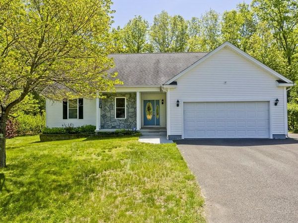 12 Camelot Ln, Easthampton, MA 01027