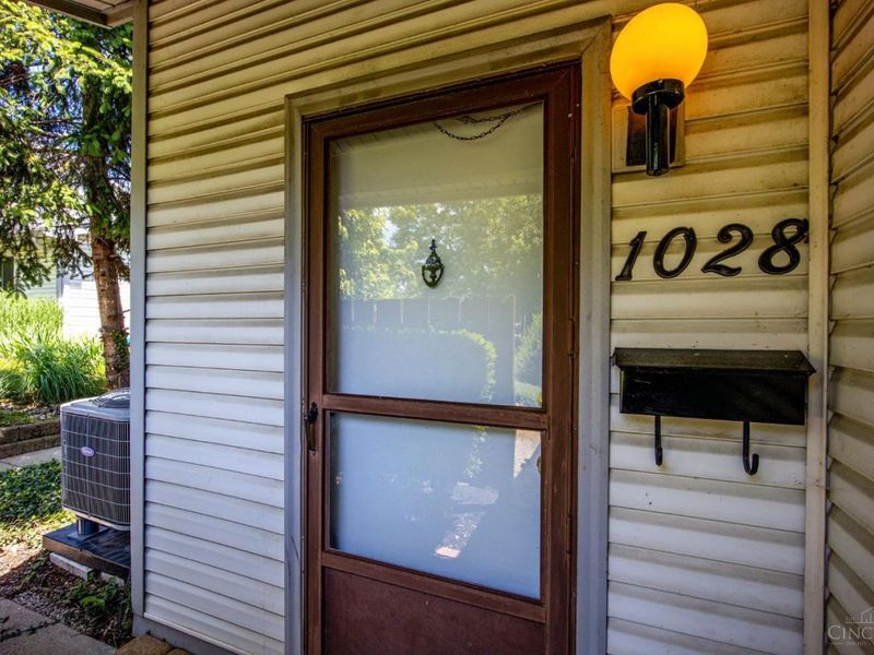 1028 E Crescentville Road, West Chester, OH 45246 Photo 2