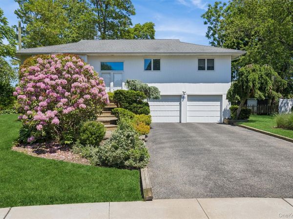 20 Melbourne Lane, Old Bethpage, NY 11804